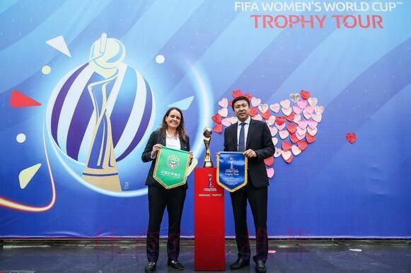 玫瑰再绽放 | 2019国际足联女足世界杯奖杯巡展·中国站在上海举行