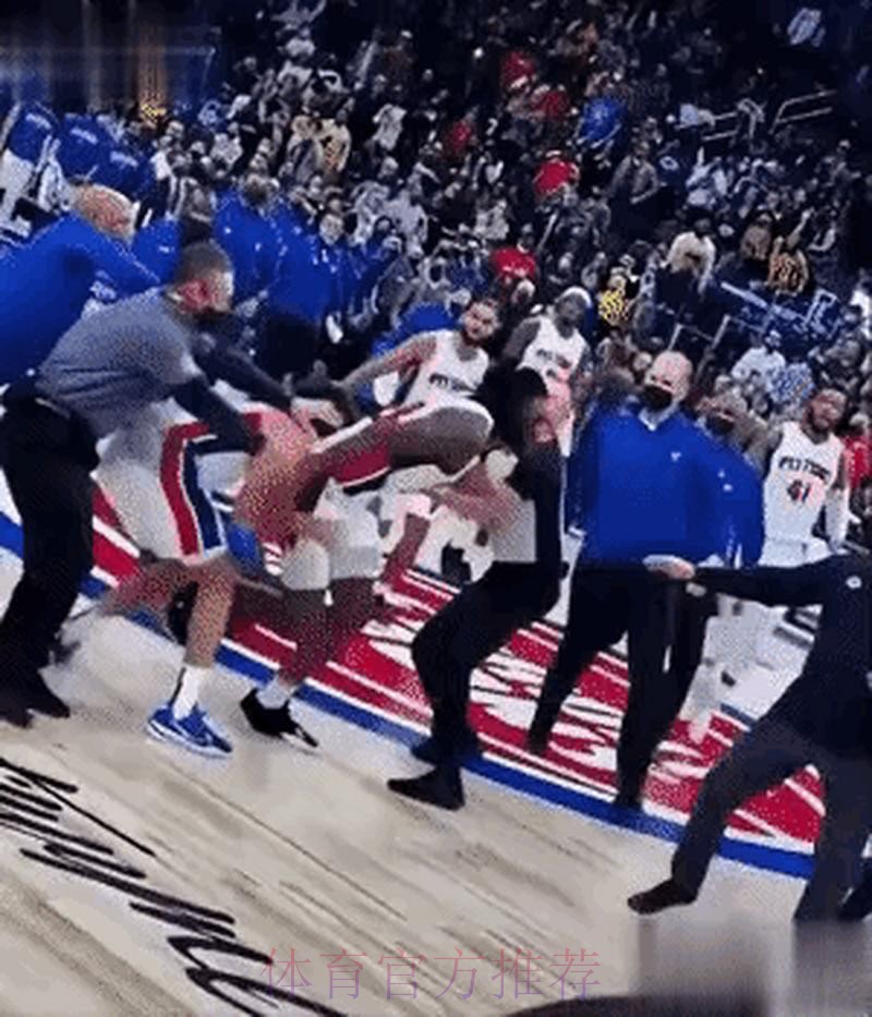 斯图尔特和布朗相互拉拽引发冲突，裁判回看吹罚两人各技犯